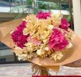 Buquê de flores desidratadas rosa e creme da Amanda Flores